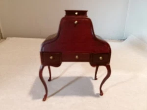 DOLLHOUSE MINIATURE BESPAQ HEPPLEWHITE DESK 1'' SCALE MINT NEW - Picture 1 of 4
