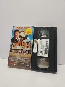 Matinee (VHS, 1993) John Goodman, Cathy Moriarty, Simon Fenton, Omri Katz - Imagen 1 de 2