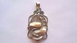 NEU SELTENER ANHÄNGER MIT ZWEI PERLEN GEBURT AUS MUSCHEL UMGEBEN VON 0,975 SILBER  - Bild 1 von 4