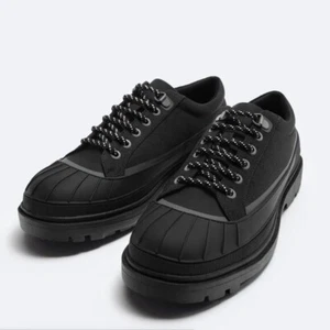 Neu mit Etikett Zara SCHWARZER SCHNÜRSNEAKER GROBE STOLLENSOHLE Y2K EU 42 US 8,5 - Bild 1 von 5