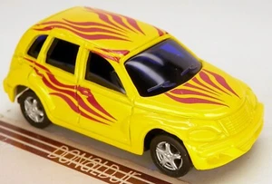 Maisto Chrysler PT Cruiser amarillo 5 puertas hatchback escala 1/64 con motor de tracción trasera - Imagen 1 de 2