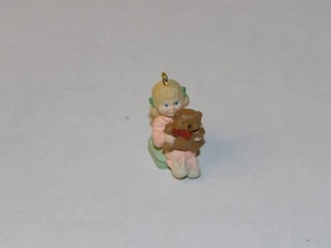 BEAR HUG Hallmark Keepsake Miniature Ornament w/Box 1990 - Picture 1 of 3