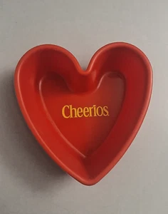Plato de plástico Cheerios 2001 cereal rojo en forma de corazón (C) - Imagen 1 de 4