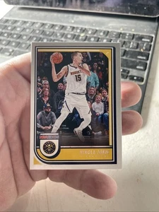Nikola Jokic 2022-23 Panini NBA Hoops #187 Denver Nuggets - Foto 1 di 2