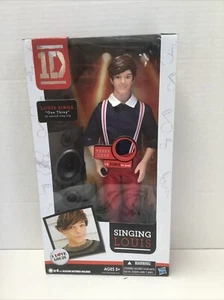 Muñeca One Direction Singing Louis Tomlinson 12" Hasbro RARA 2012 NUEVA CAJA SELLADA - Imagen 1 de 8