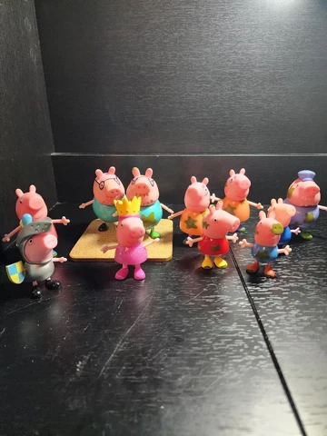 Lot Of 11 Peppa Pig Figures Peppa, George, Mommy Pig, Daddy Pig, & Grandpa pig! Cover