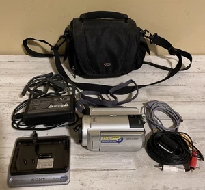 Sony HandyCam DCR-SR40 30 GB HHD videocamera pacchetto zoom 20x con borsa stazione di ricarica - Foto 1 di 13