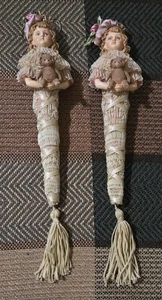 Lotto 2 Ornamenti Vintage Louis Nichole Vittoriani Ragazze Orso Giocattolo 2000 - Foto 1 di 17