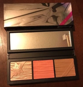 Mac SHINY PRETTY THINGS Face Compact FAIR NEW - Picture 1 of 4