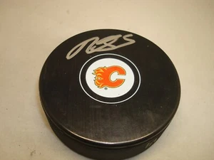 Disco de hockey Mark Giordano firmado por los Calgary Flames autografiado 1E - Imagen 1 de 2