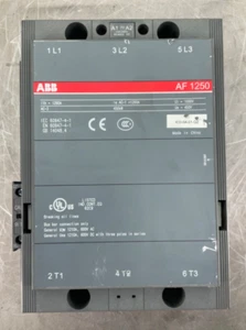 ABB AF1250-30-11-70 CONTATTORE ANTIREVERSIBILE 1250 A 3P 100-250VAC/DC CRACKED - Foto 1 di 10