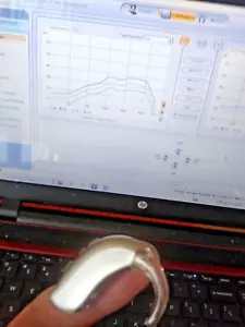 PROGRAMMABLE HEARING AID 3 PROGRAMS PROFOUND LOSS, FIT LEFT OR RIGHT - Picture 1 of 3