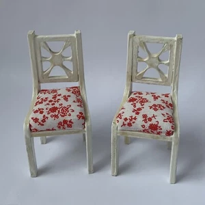 Dollhouse Miniature 1:12 Maßstab 2er-Pack Retro Shabby Chic Stühle weiß und rot - Bild 1 von 7