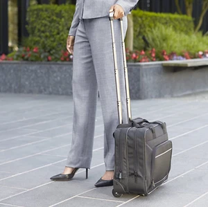 Amazon Basics ZH1310215R3 Rolltasche schwarz - Bild 1 von 3