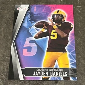 NFL 2023 Sage Low Series Jayden Daniels #23 Rookie Card - Bild 1 von 2