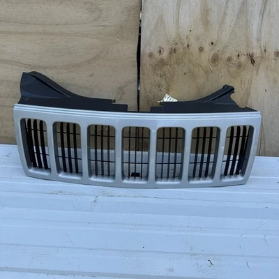 Jeep Grand Cherokee 2008-2010 parrilla superior delantera OEM #55157458AA Foto 1 de 4