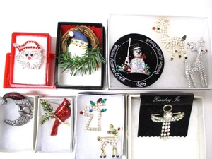 Christmas Holiday Brooch Pins Costume Jewelry Group of 10 some Boxes X7244 - Bild 1 von 5