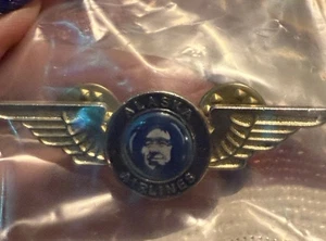 SPILLA DA BAVERO/CAPPELLO VINTAGE 2 1/4” ALASKA AIRLINES - CIMELI DI VIAGGIO - Foto 1 di 3