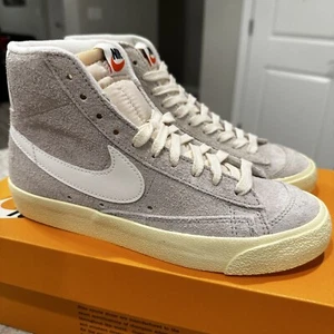 Talla 7W - Blazer Nike Mid '77 Vintage Gamuza Blanca Tostada Hueso Claro | DV7006-100 - Imagen 1 de 12