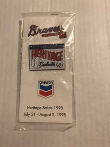Prendedor de saludo vintage 1998 Atlanta Braves Heritage - en paquete  - Imagen 1 de 2