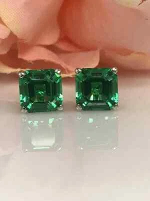 Aretes de esmeralda verde corte Asscher creados en laboratorio de 3,50 quilates acabado en oro blanco de 14 k Foto 1 de 4