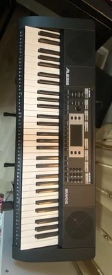 Piano digital Alesis Bravo 61 com suporte e banco - Imagem 1 de 3