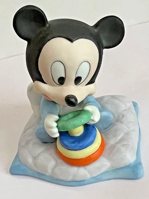 GOEBEL DISNEY BABY Bebé Mickey Mouse Con Anillos Estatuilla Porcelana 3.5" Foto 1 de 4