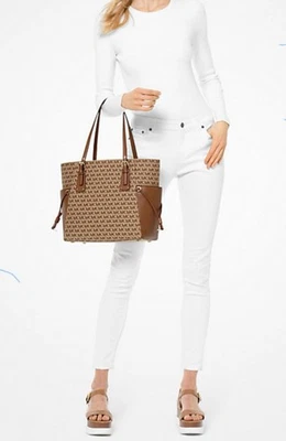 Bolso de Mano MICHAEL KORS Voyager Marrón Patrón Total 30T9LV6T4J Logo Foto 1 de 4