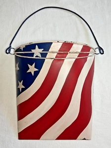 Tasca da parete in metallo patriottica rossa bianca e blu 12" L x 10" L x 4" profondità nella parte superiore - Foto 1 di 3