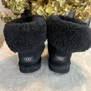 UGG Damen schwarz Bailey Button Wildleder Lammfell Lammfell flache Stiefel 5803 Größe 8 - Bild 1 von 10