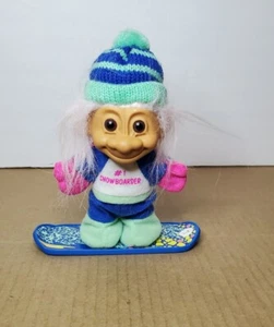 Vintage Russ Troll Doll #1 personaggio snowboarder con snowboard e cappello berretto - Foto 1 di 9