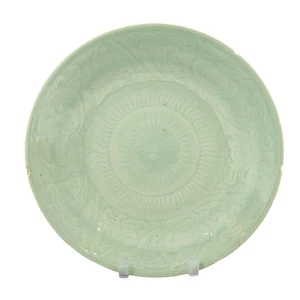 Longquan celadon dish, late Yuan (14thC), molded scroll, Ø34 cm - Picture 1 of 18