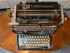Funktionierende antike tragbare Underwood Standard-Schreibmaschine von 1915 mit 4 Banktastatur - Bild 1 von 10