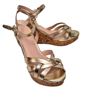 Encantadora cuña con tiras de cuero dorado parisino KURT GEIGER para mujer EU 40 UK 7 RP £119 - Imagen 1 de 6