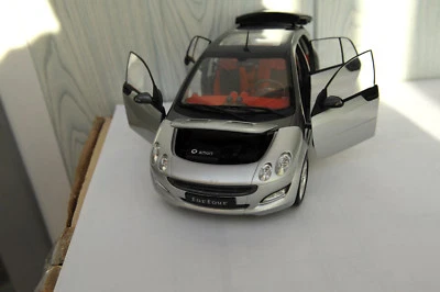 SMART FORFOUR STARLIGT SILVER 1/18 KYOSHO 0019139 COMME NEUVE ! - Photo 1/4