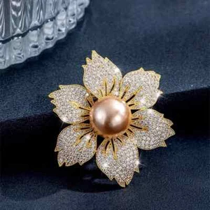 Pearl Flower Shape Brooch for Women Pearl Rhinestone Party Coat Pin Girl Gift - Foto 1 di 7