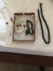 Noir ou blanc - Ensemble de bijoux perles avec accent vert ou rouge
