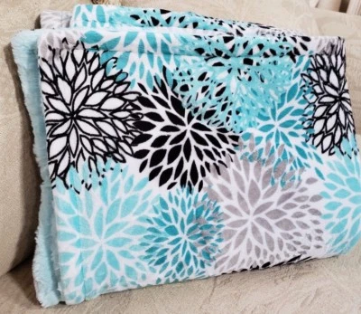 Shannon Cuddle Blooms/Teal MinkyThrow/Cobertor/55" x 58" $55.00 cada.1 disponível  - Imagem 1 de 4