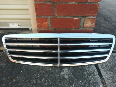 Grelha cromada 2005-2007 Mercedes Benz C230 fabricante de equipamento original - Imagem 1 de 4