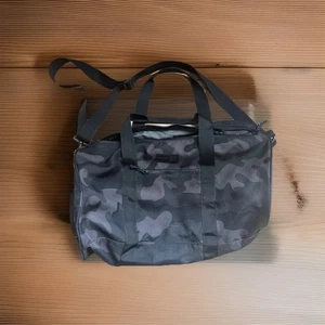 Sporttasche schwarz Camouflage von GAP, mittelgroß, super Zustand  - Bild 1 von 2