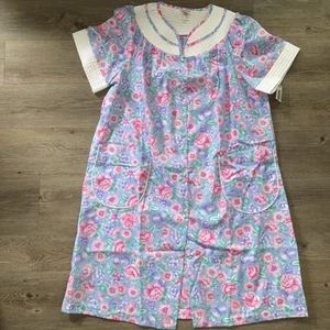 Bata de patio vintage Carriage Court House rosa púrpura floral perla broches de presión talla L - Imagen 1 de 7