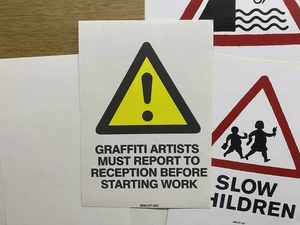 Original Banksy Kriegsgefangenenaufkleber: Graffiti-Künstler müssen sich an Empfang melden... - Bild 1 von 6