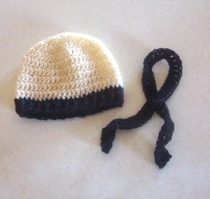 Puppe gehäkelt hellbraun mit schwarzer Borte Strumpf Mütze mit Halstuch 16"-18" Puppe - Bild 1 von 1