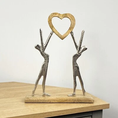 Adorno moderno para sala de estar pareja romántica corazón madera escultura estatua Foto 1 de 4