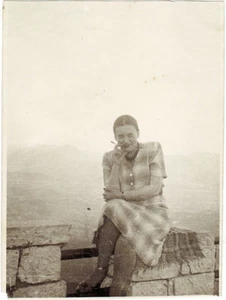 Foto soviética 1952 HERMOSA MUJER CON CIGARRILLO - Imagen 1 de 2