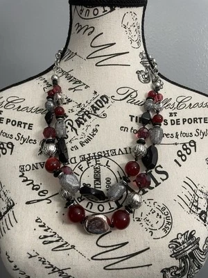 Collar en capas con cuentas rojas y negras Foto 1 de 4
