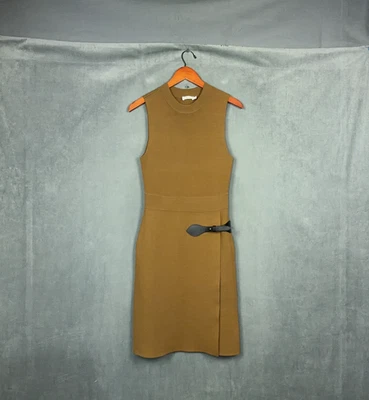 Vestido vaina tejido sin mangas A. L. C. para mujer talla pequeña marrón camel detalle de cinturón Foto 1 de 4