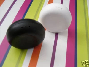 NEU Tupperware schwarz & weiß SALZ & PFEFFERSTREUER Set - Bild 1 von 4