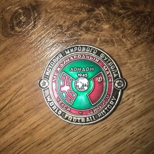 free post. Pin (badge) Chelsea London - Dinamo Moscow USSR 1945 friendly - Picture 1 of 1