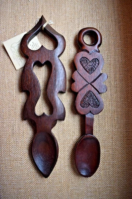 批量 2 件 威尔士木制爱情勺 7 英寸 & 7.25 英寸 心形 凯尔特 民间艺术 手工制作 — 第 1/4 张图片